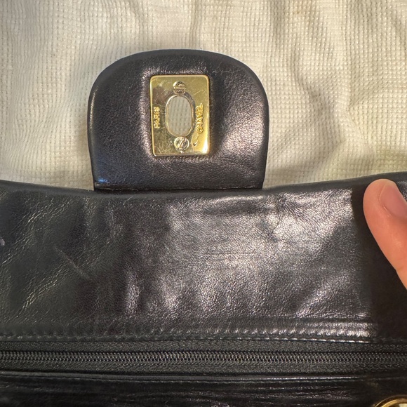 Had to relist buyer remorse-Vintage 1980’s Classic Chanel in good condition - Picture 3 of 9